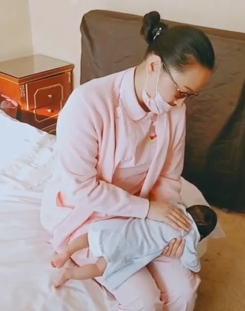 新生儿正确拍嗝的方法