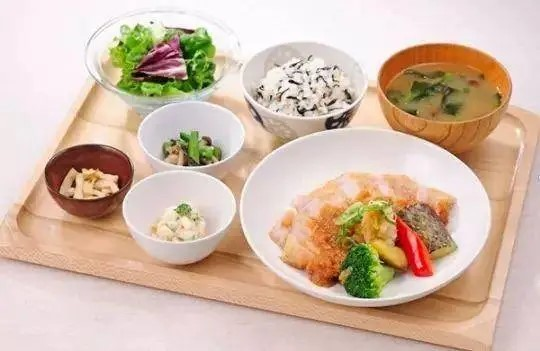 月子里，妈妈应该怎么吃