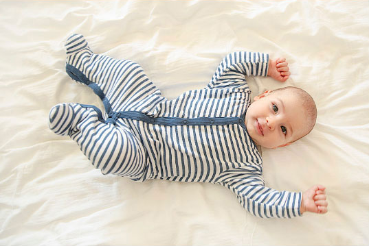 婴幼儿选择和更换衣服、鞋袜