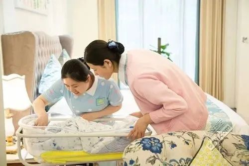 月嫂离职，宝妈泪眼汪汪，是什么让她如此不舍？